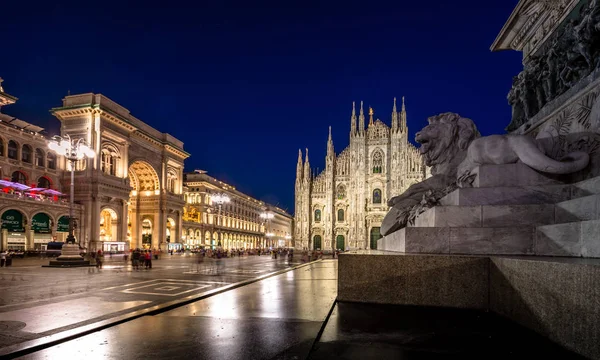 Milaan kathedraal, Piazza del Duomo nachts, Lombardia, Italië — Stockfoto