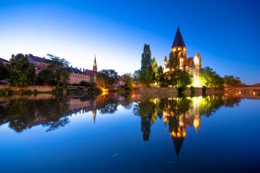 Metz Tapınağı Neuf ile görünümünü Moselle Nehri, Lorraine, Fransa içinde yansıyan