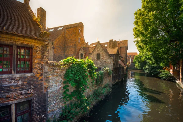Canal en la ciudad medieval de Brujas por la mañana, Bélgica . — Foto de Stock