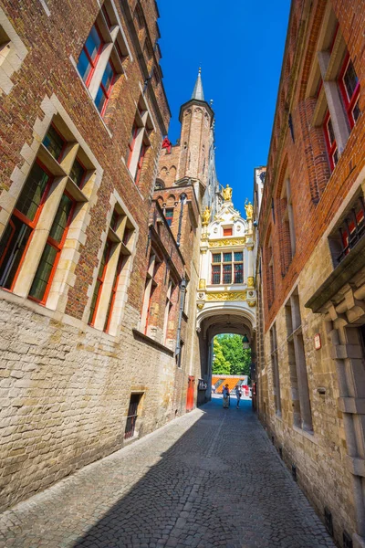 El Ayuntamiento en la ciudad medieval de Brujas por la mañana, Bélgica . — Foto de Stock