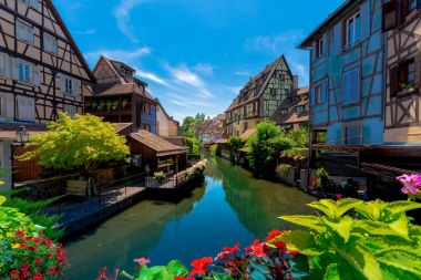 Colmar, olarak da bilinen küçük Venedik, pastoral nehirde Lauch yaz, Colmar, Alsace, Fransa geleneksel renkli evler ile tarihi kasaba güzel manzara