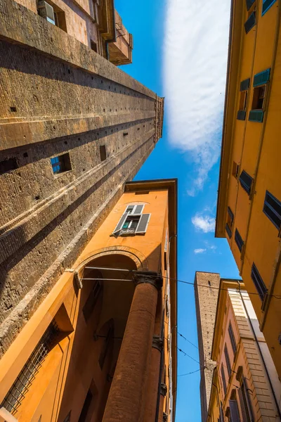 Gökyüzü görünümü Bologna kuleleri ve Ortaçağ binaları, Bologna, Emilia-Romagna, İtalya — Stok fotoğraf