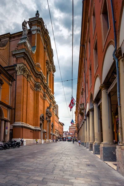 Oude gebouwen in een straat van Bologna, Emilia-Romagna, Italië op 13 juli 2017. — Stockfoto