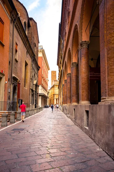 Oude gebouwen in een straat van Bologna, Emilia-Romagna, Italië op 13 juli 2017. — Stockfoto