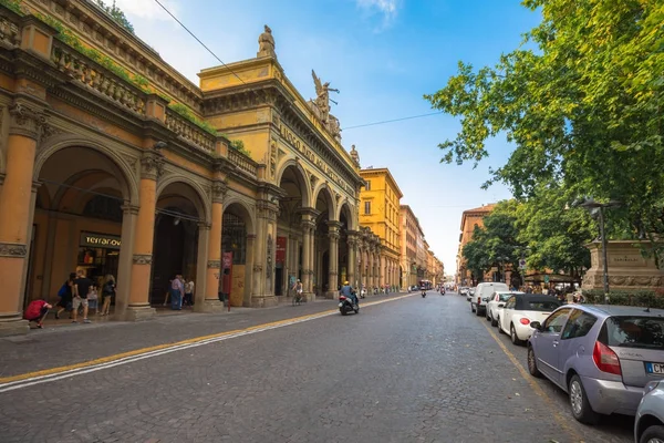 Oude gebouwen in een straat van Bologna, Emilia-Romagna, Italië op 13 juli 2017. — Stockfoto