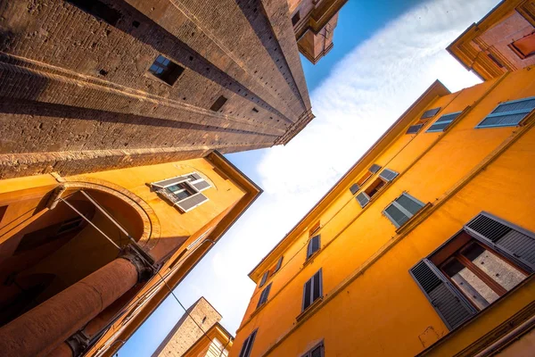 Gökyüzü görünümü Bologna kuleleri ve Ortaçağ binaları, Bologna, Emilia-Romagna, İtalya — Stok fotoğraf