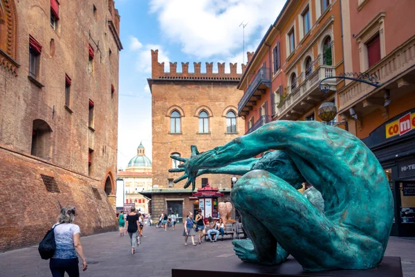 Oude gebouwen in een straat van Bologna met standbeeld, Emilia-Romagna, Italië op 13 juli 2017. — Stockfoto