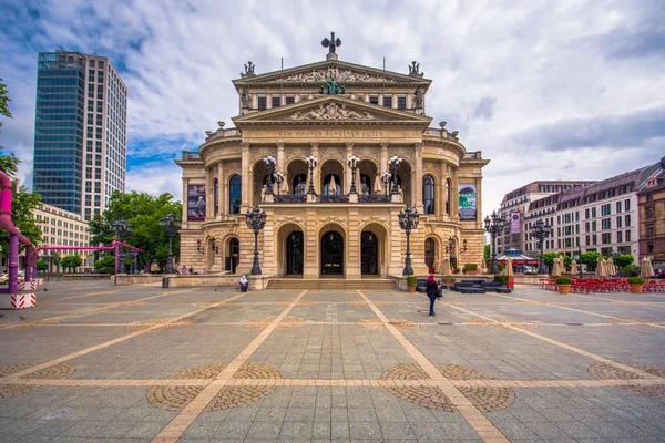 Het oorspronkelijke opera house in Frankfurt is nu de Alte Oper (oude Opera), een concertzaal en voormalige opera house in Frankfurt am Main, Duitsland op 11 juli 2017. — Stockfoto