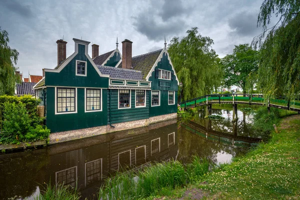 Traditioneel dorp met Nederlandse windmolens en rivier bij zonsondergang, Holland, Nederland. — Stockfoto