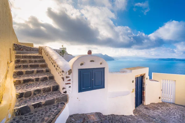 Absztrakt kilátás a kükladikus stílusú hagyományos házak: Santorini-sziget, Görögország. — Stock Fotó