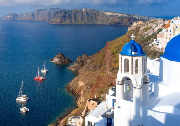 Oia stad op Santorini eiland, Griekenland. Traditionele en beroemde huizen en kerken met blauwe koepels boven de Caldera, Egeïsche zee — Stockfoto