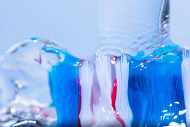 Su altında renkli diş fırçası.