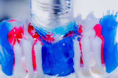 Su altında renkli diş fırçası.