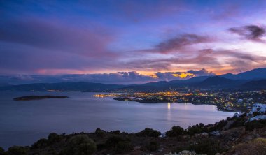Panoramik yüksek noktasını görüntülemek pitoresk Körfezi Mirambello, Agioi Pantes Adası ve Agios Nikolaos kasaba, günbatımı, Crete, Yunanistan