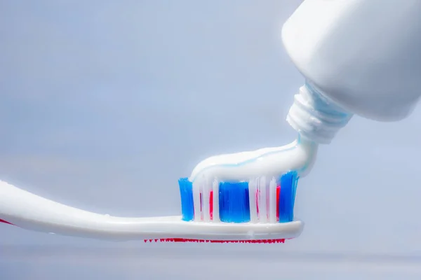 Szczoteczka do zębów z pasty do zębów na białym tle. — Zdjęcie stockowe