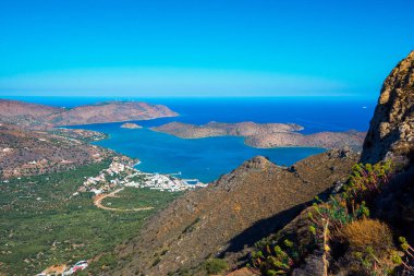Spinalonga ada Mirambello Körfezi panoramik manzaralı. Oxa dağ antik su depoları, Girit, Yunanistan kalıntıları ile üzerinden görüntülemek.