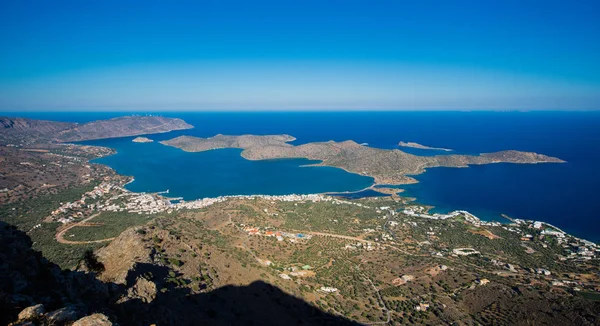 Spinalonga ada Mirambello Körfezi panoramik manzaralı. Oxa dağ antik su depoları, Girit, Yunanistan kalıntıları ile üzerinden görüntülemek.
