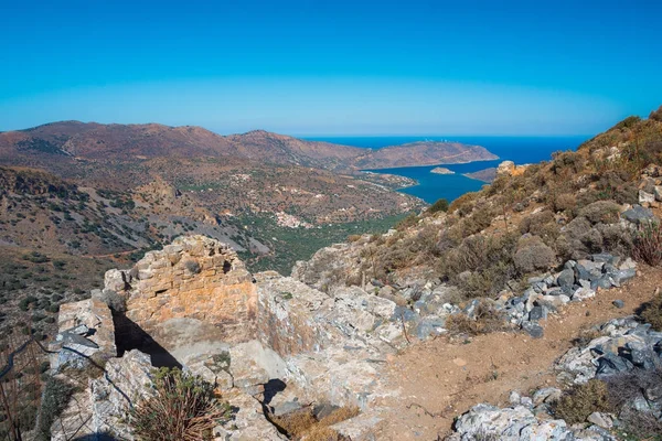 スピナロンガ島 Mirambello 湾のパノラマ風景 古代の水タンク クレタ島 ギリシャの遺跡とオキサの山からの眺め — ストック写真