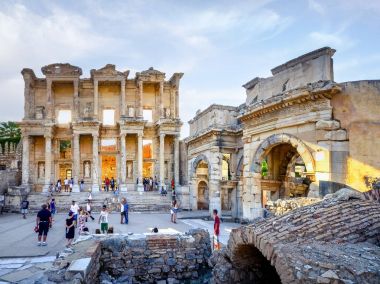 Efes Antik Şehir Tiyatrosu ve ünlü Celsus Kütüphanesi, Türkiye üzerinde 11 Temmuz 2017 ile yıkıntıları.
