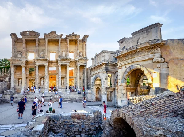 以弗所古城的废墟与剧院和著名的塞尔苏斯图书馆 土耳其于2017年7月11日 — 图库照片
