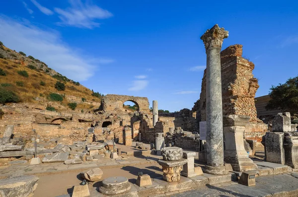 Las Ruinas Antigua Ciudad Éfeso Con Teatro Famosa Biblioteca Celsus —  Fotos de Stock