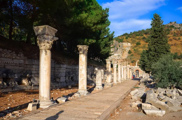 Ruínas Antiga Cidade Éfeso Com Teatro Famosa Biblioteca Celsus Turquia — Fotografia de Stock