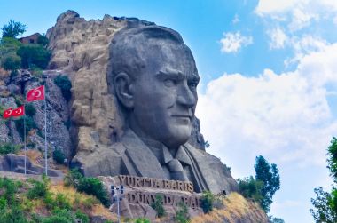 Izmir, Türkiye - 28 Temmuz 2015: Atatürk maskesi Buca görünümünde. Modern Türkiye Cumhuriyeti'nin kurucusu Atatürk olduğunu.