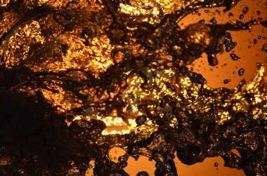 Günbatımı renkleri arka plan üzerinde izole su sıçrama.