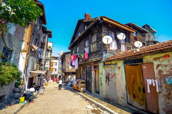 历史悠久的房子与木墙在贫困地区的法提赫·比罗尔2015年8月5日在伊斯坦布尔, 土耳其. — 图库照片