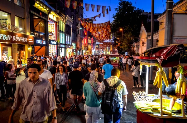 Trafiğe kapalı stiklal Caddesi (bağımsızlık Street) Istanbul, Türkiye üzerinde 13 Ağustos 2015'de kalabalık bir modern alışveriş caddesi.