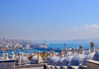 İstanbul, Türkiye 'nin panoramik manzarası. Süleyman Kompleksi 'nin kubbe ve bacalarından İstanbul