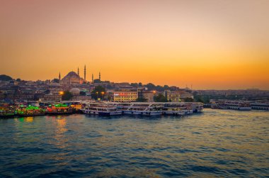 Istanbul, Galata Köprüsü, Camii ve günbatımı, Türkiye 17 Temmuz 2016'adlı tekne ile görünümünden