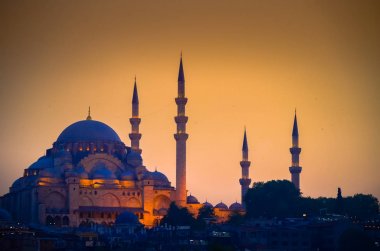 Istanbul, Galata Köprüsü, cami ve tekneler gün batımında, Türkiye ile görünümünden 