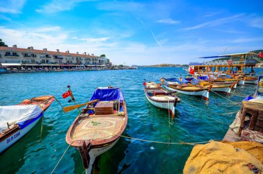 Eski liman Foça beldesi, Ege sahil Türkiye'de, Izmir 12 Ağustos 2015 tarihinde yakınındaki geleneksel mimarisi ile çok eski binalar. 