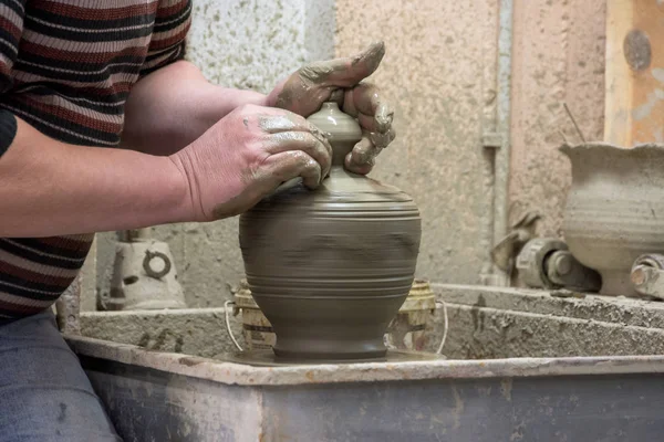 Homme Potier Œuvre Créant Quelques Tasses Traditionnelles Argile Blanche Psychro — Photo