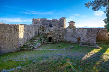 İsrail 'in kuzeyindeki Carcassonne şehrinin antik kalesinin kalıntıları.