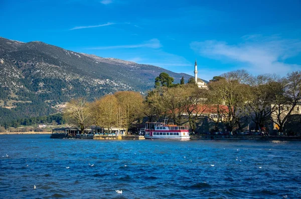 Ioannina città in Grecia. Veduta del lago e della moschea di Aslan Pasa cami con gabbiani e cigni . — Foto Stock