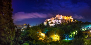 Parthenon Lycabetus Tepesi ve güzel bulutlar, Yunanistan ile gece ile ışıklı Acropolis.