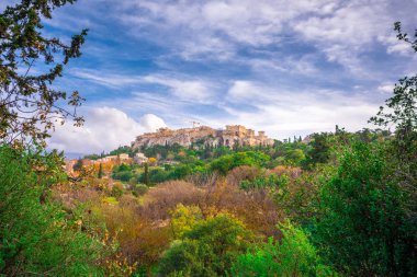 Akropolis ile Parthenon. Ünlü klasik Yunan Medeniyeti, Atina, Yunanistan kalıntıları ile antik Market (agora) görüntülemek.