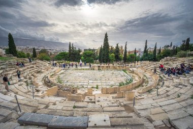 Dionysos antik tiyatro Acropolis, Atina, Yunanistan, 09 Aralık 2017 kalıntıları altında.