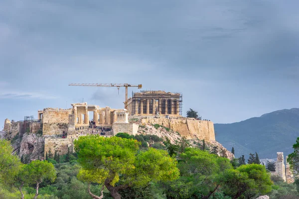 Acropoli Con Partenone Vista Attraverso Una Cornice Piante Verdi Alberi — Foto Stock