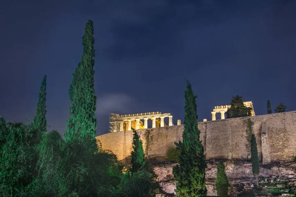 Acrópolis Iluminada Con Partenón Noche Con Colina Lycabetus Las Nubes — Foto de Stock