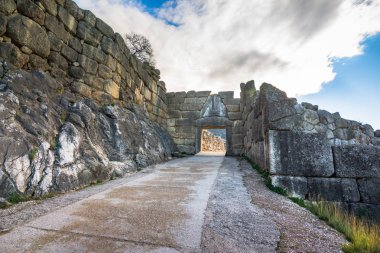 Mycenae arkeolojik bölgesine yakın köy Mykines, antik mezarlar, dev duvarlar ve ünlü lions gate, Peloponnese, Yunanistan