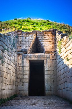 Mycenae arkeolojik bölgesine yakın köy Mykines, antik mezarlar, dev duvarlar ve ünlü lions gate, Peloponnese, Yunanistan