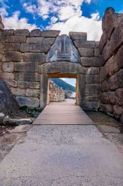 Mycenae arkeolojik bölgesine yakın köy Mykines, antik mezarlar, dev duvarlar ve ünlü lions gate, Peloponnese, Yunanistan
