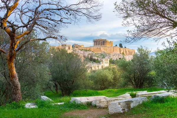 Acropoli Con Partenone Vista Attraverso Una Cornice Piante Verdi Alberi — Foto Stock