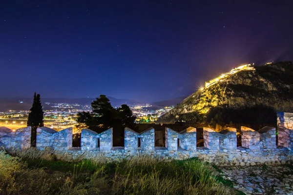 Iluminado Casco Antiguo Nafplion Grecia Con Techos Azulejos Pequeño Puerto — Foto de Stock