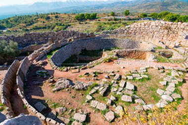 Mycenae arkeolojik bölgesine yakın köy Mykines, antik mezarlar, dev duvarlar ve ünlü lions gate, Peloponnese, Yunanistan