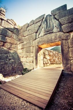 Mycenae arkeolojik bölgesine yakın köy Mykines, antik mezarlar, dev duvarlar ve ünlü lions gate, Peloponnese, Yunanistan