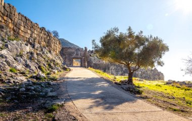 Mycenae arkeolojik bölgesine yakın köy Mykines, antik mezarlar, dev duvarlar ve ünlü lions gate, Peloponnese, Yunanistan
